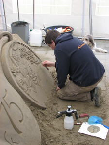 823414 Detail van de zandsculptuur De Houdgreep van The Sandfactory ter gelegenheid van de 75e verjaardag van ...